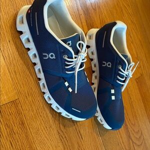 Never worn size 8 OC- on Cloud Women’s Sneakers